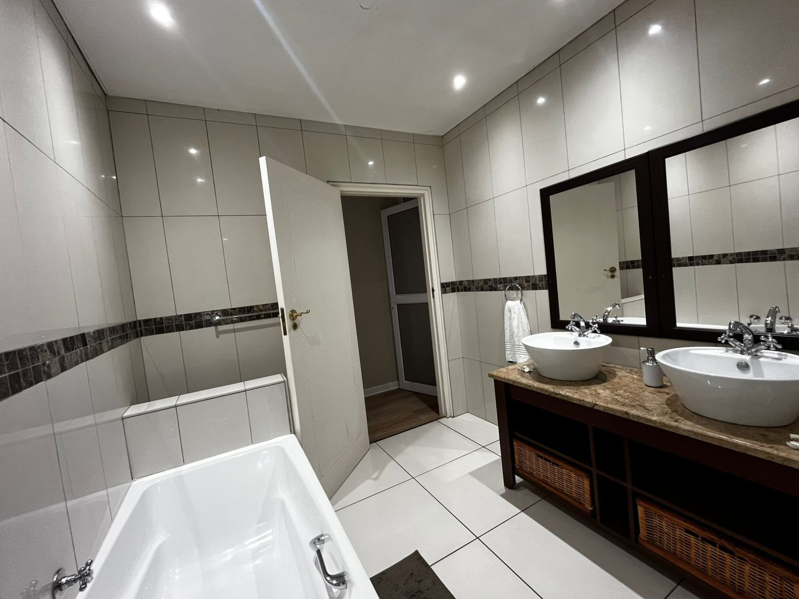 Athlone Lodge - Ben Suite (3)